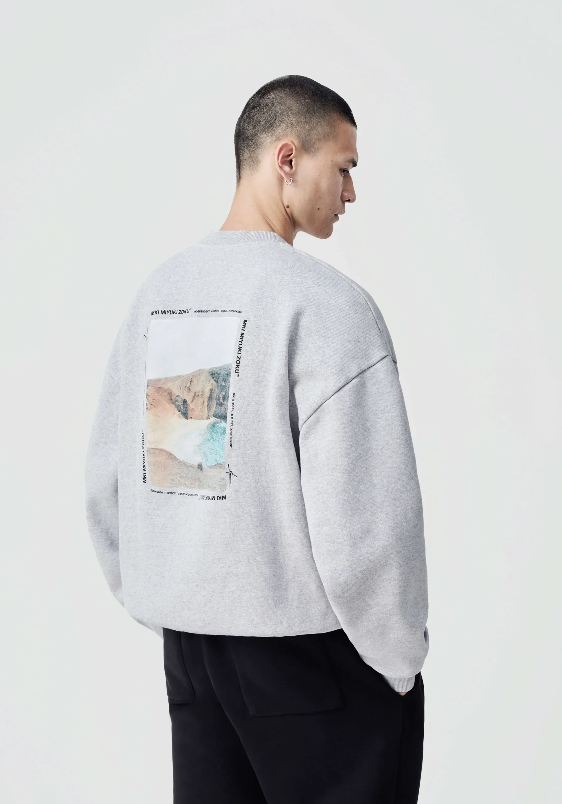 MKI RESORT PRINT CREWNECK