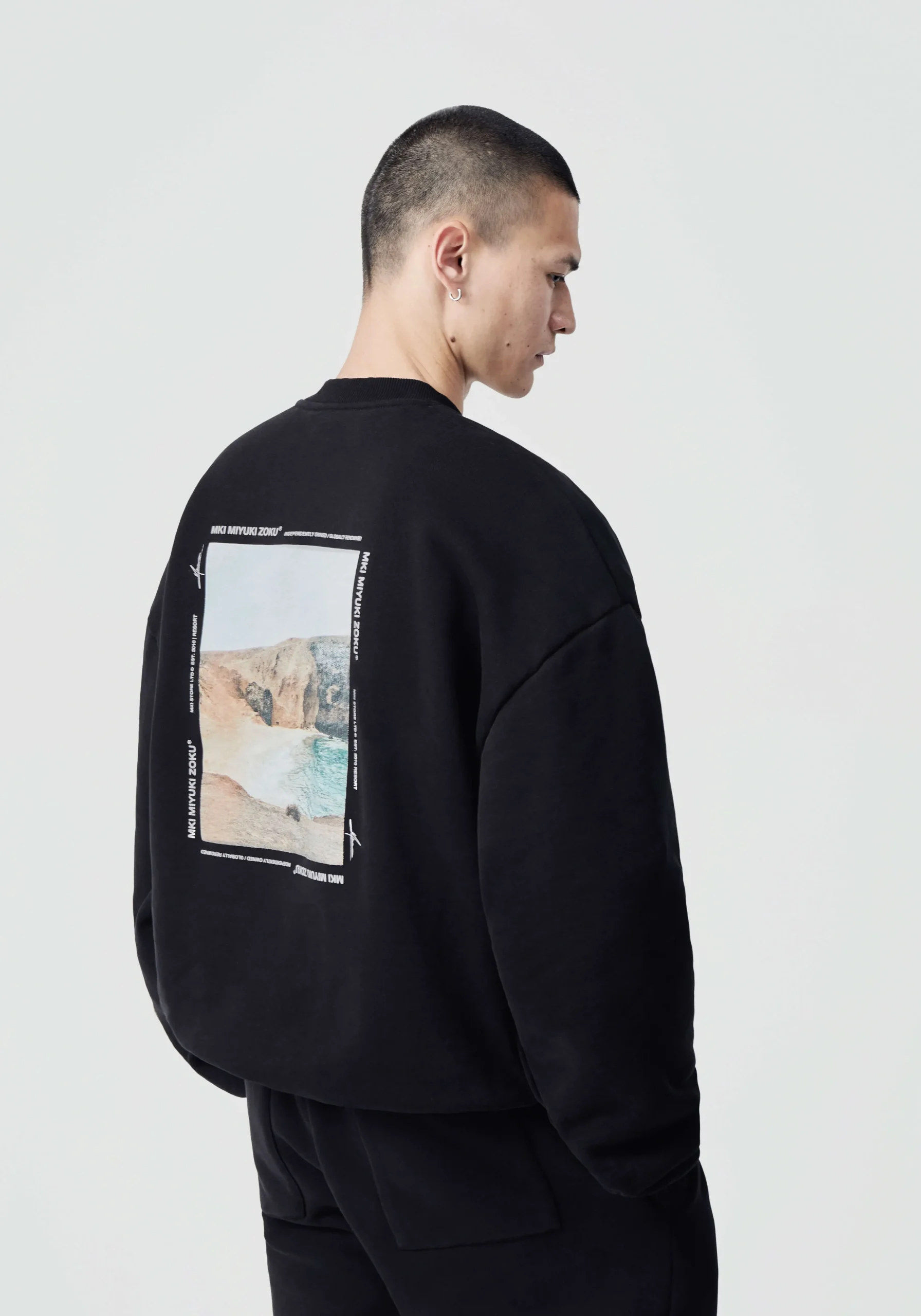 MKI RESORT PRINT CREWNECK